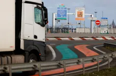 Provoz v Calais je hladký. Podniky se kvůli brexitu předzásobily