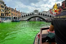 Benátky řeší záhadu. Slavný Velký kanál náhle zezelenal