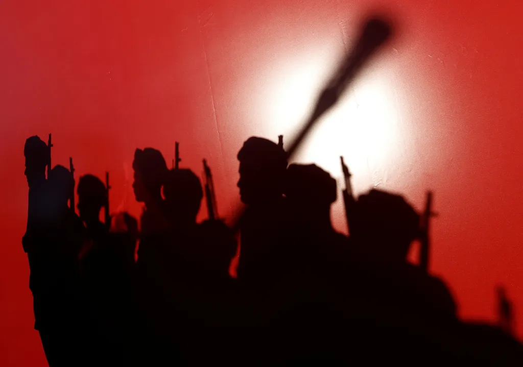 Účastníci vojenského pochodu na Rudém náměstí v Moskvě vrhají své stíny na prapor během nácviku vojenské přehlídky připomínající rok 1941, kdy se sovětská armáda připravovala na obranu města.