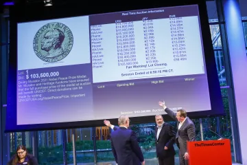 Novinář Muratov vydražil Nobelovu medaili, rekordní sumu pošle dětským uprchlíkům z Ukrajiny 