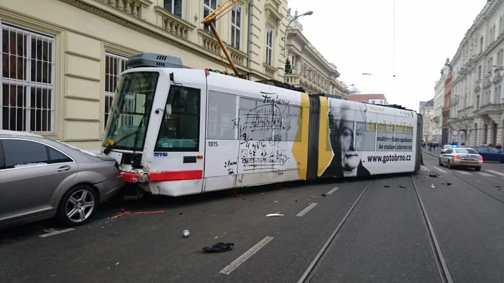 Tramvaj poškodila pět zaparkovaných aut