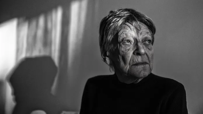 Jitka Malíková strávila v komunistických lágrech sedm let, z toho devět měsíců na korekcích a samotkách. Vzpomíná na malé stropní okno, kterým jí v zimě sněžilo do cely.