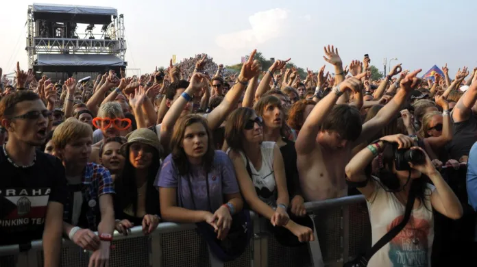 Publikum při koncertě skupiny Franz Ferdinand (Rock for People 2012)