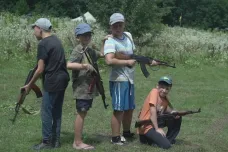 Ukrajinští nacionalisté pořádají polovojenské tábory. S kalašnikovy tam zacházejí i osmileté děti