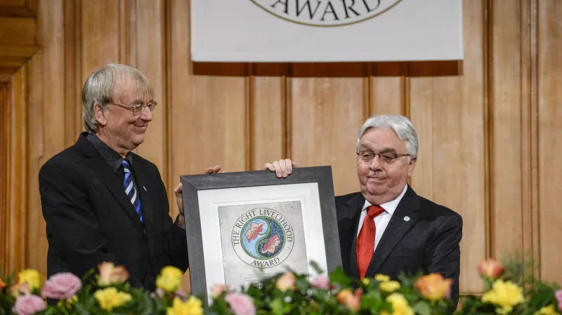 Paul Walker (vpravo) přebírá alternativní Nobelovu cenu