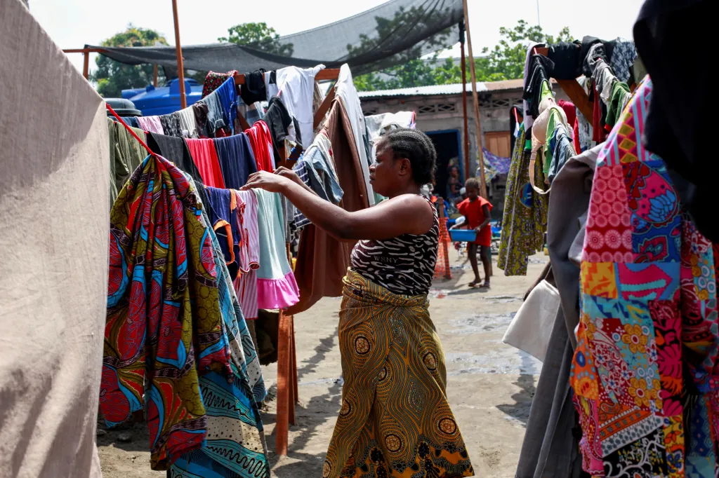 Carine, matka tří dětí, která se stala obětí povodní, suší své oblečení