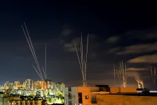 Tel Aviv čelil nejsilnějšímu raketovému útoku. Izraelská letadla zacílila na dům vůdce Hamásu