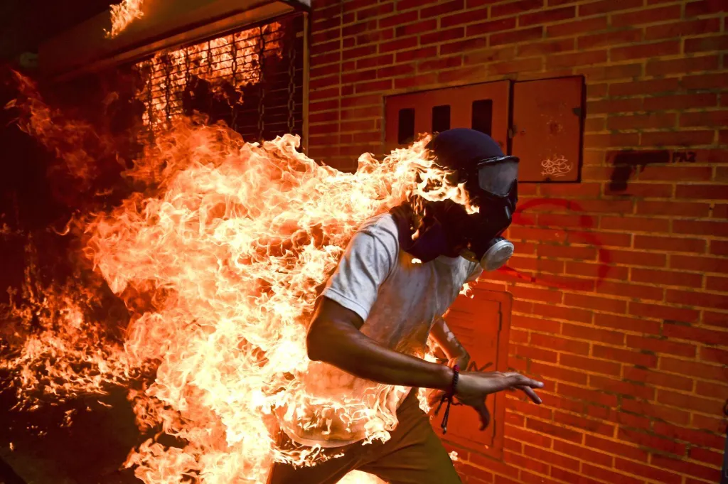 První cena v kategorii Aktualita. Venezuelská krize. Demonstrant José Víctor Salazar Balza vzplál ohněm při střetech s policií během protestů proti prezidentu Nicolási Madurovi.