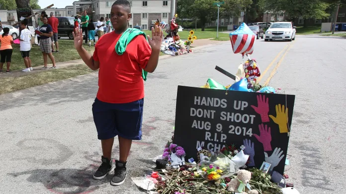Ferguson pohřbí zastřeleného černošského mladíka