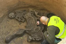 Archeologové u Opavy vykopávají pravěké kostry. Mrtví skončili v zásobárnách jídla