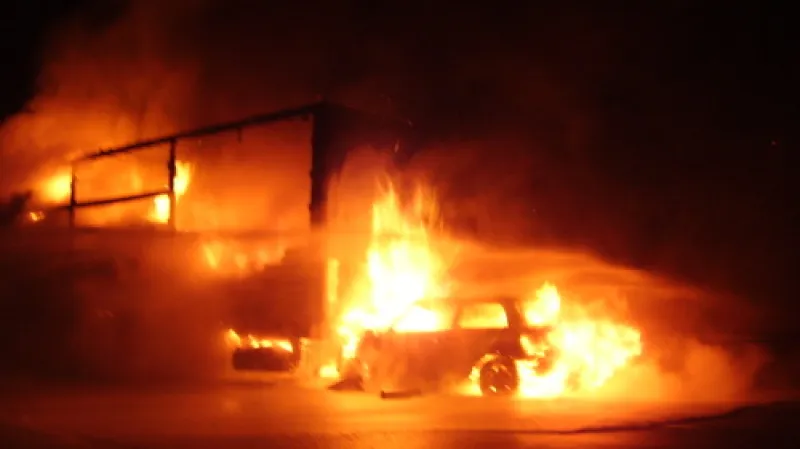 Při nehodě na 207. kilometru dálnice D1 došlo k požáru havarovaných aut.