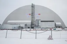 Ruiny černobylského reaktoru schoval obří kryt. Radiaci zadrží na sto let