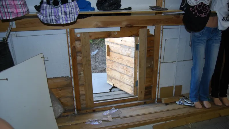 Skryté sklady měli trhovci schované v zadních stěnách stánků i ve stropě