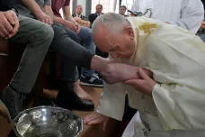 Papež umyl nohy dvanácti trestancům. Připomněl Ježíšovo gesto pokory vůči apoštolům