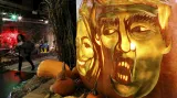 Obří dýně zpracovaná do podoby obličejů prezidentských kandidátů Hillary Clintonové a Donalda Trumpa rukou uměleckého řezbáře Hughe McMahona v nákupním centru Chelsea Market v New Yorku.