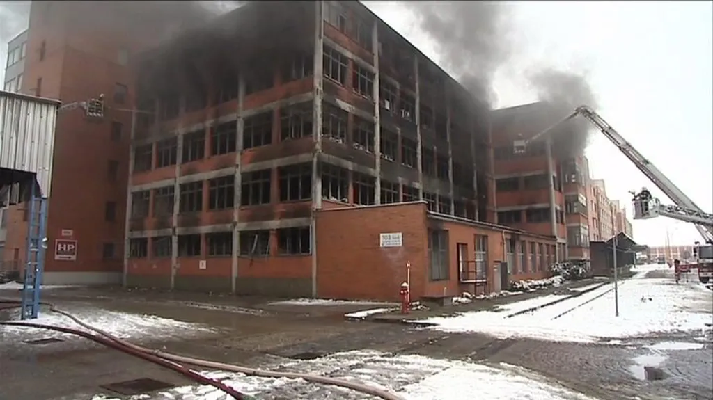 Foto hořícího skladu