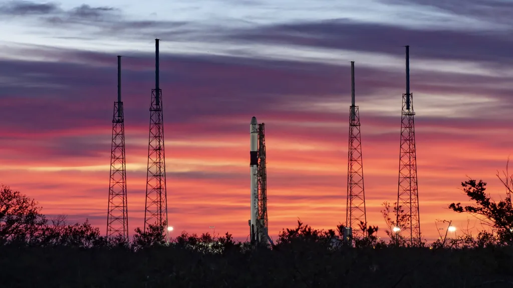 Raketa Dragon před startem