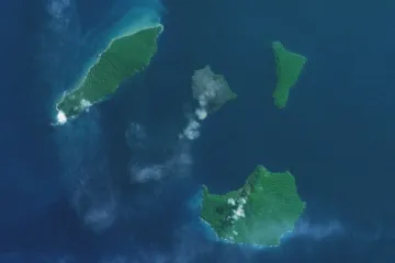 Tsunami po erupci sopky Krakatoa zabila nejméně dvě desítky lidí