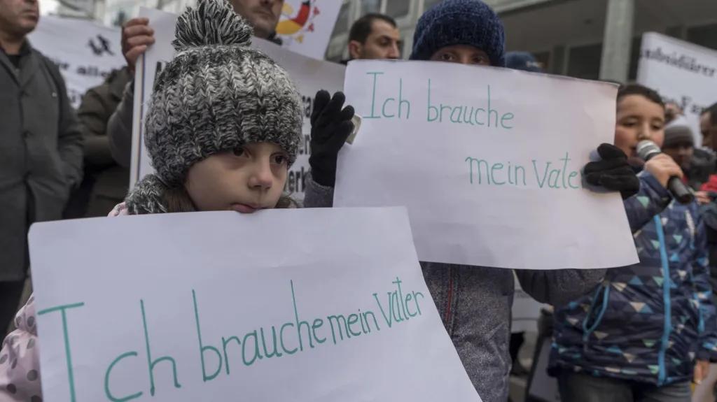 Uprchlíci žijící v Německu demonstrují za právo na sloučení rodin