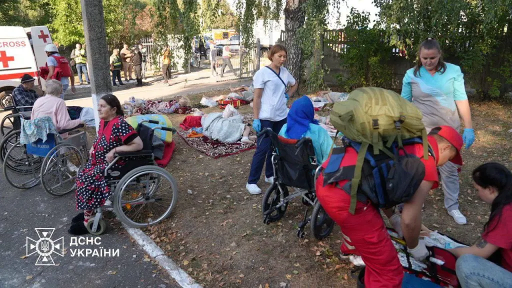 Evakuace lidí z domova seniorů v Sumách, na který zaútočili Rusové