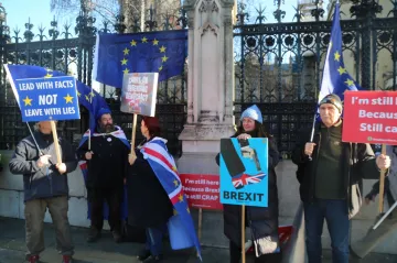 Britští poslanci podle očekávání schválili zákon o brexitu