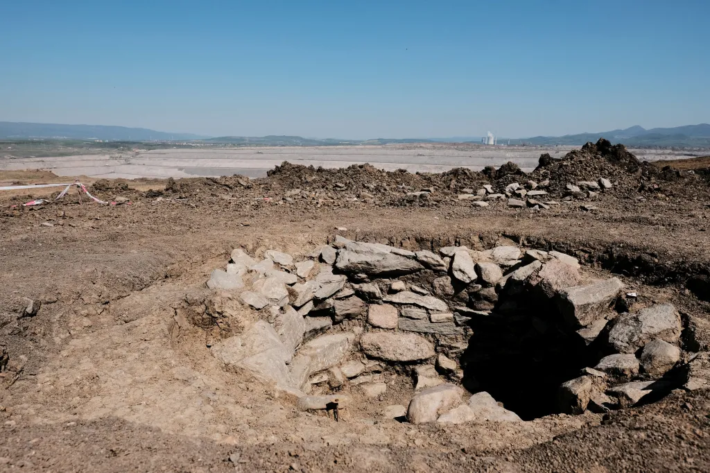 Studna ze vsi Nesvětice. Jak je hluboká, zatím archeologové nevědí. Zajímavé je, že se nachází pod hřbitovem