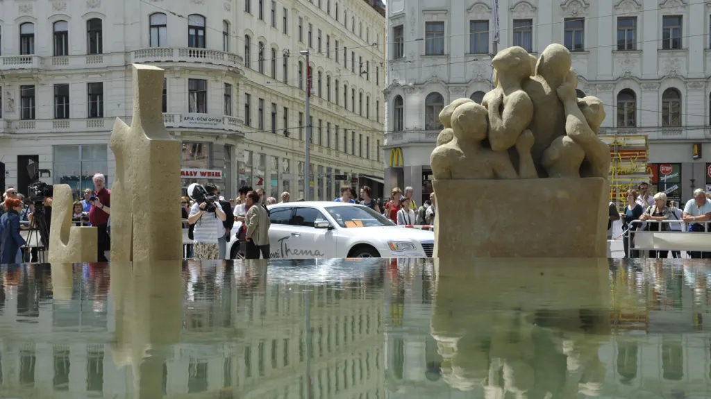 Socha Nejistota bytí - pískovcové sochy na brněnském náměstí Svobody
