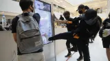 Demonstranti v Hongkongu poničili nákupní středisko