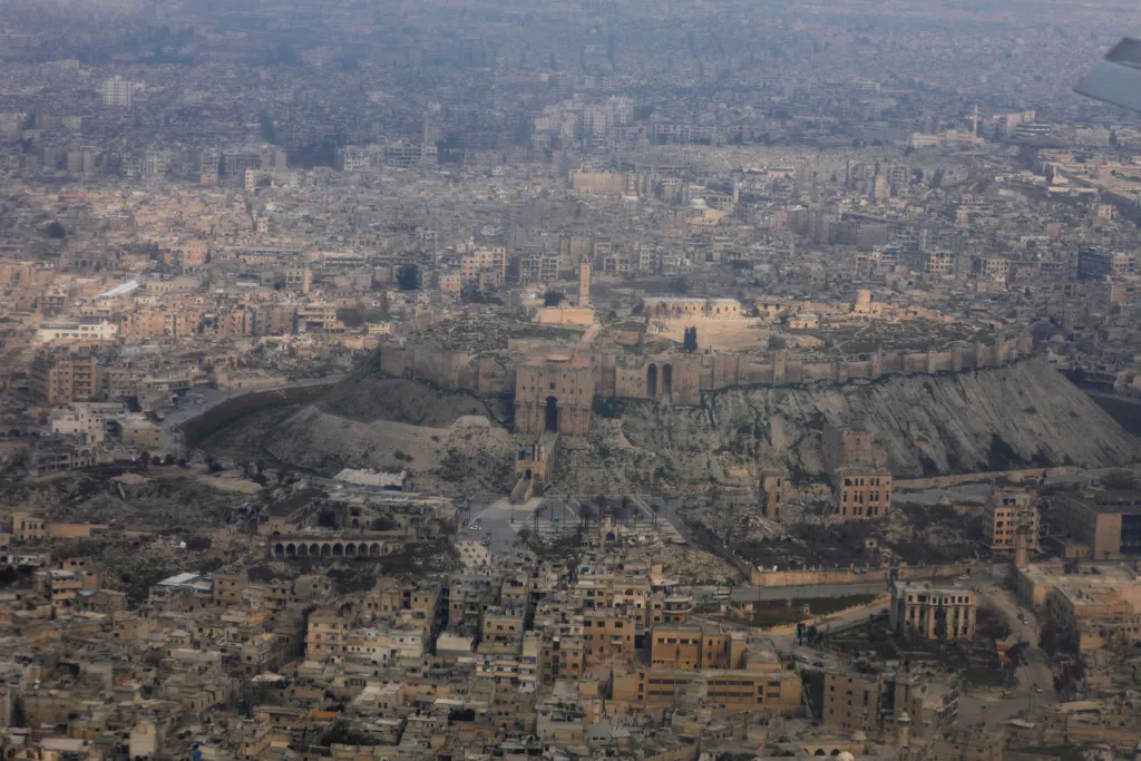 Syrská starobylá citadela ve městě Aleppo vyfocená z letadla, které mířilo na po dlouhých letech znovuotevřené mezinárodní letiště