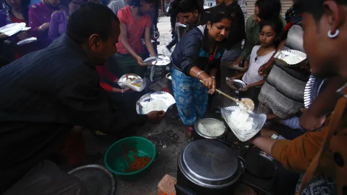 Nepálci čekají na příděl jídla