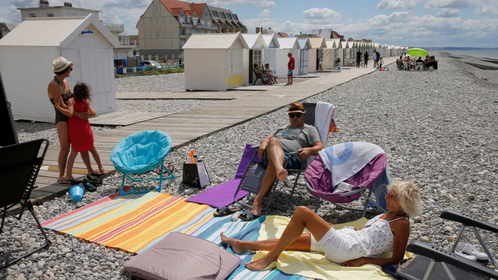 Na francouzské pláže se vracejí lidé