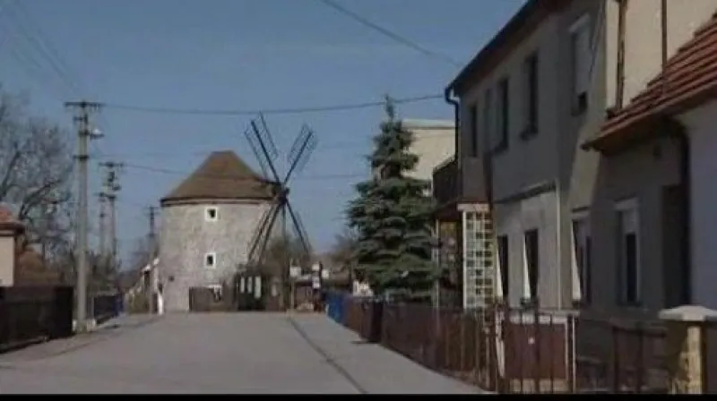 NO COMMENT: Větrný mĺýn v Rudicích léta chátrá
