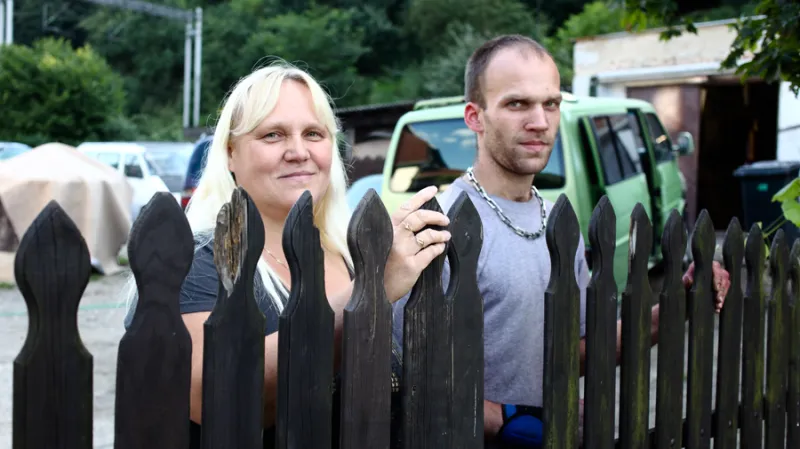 Přestože z vlastní mzdy ji nezůstane nic, žije za nemalý nájem za plotem bývalého nevěstince spolu s přítelem, dcerou a synem, který po několika letech na vozíku dnes opět chodí, ale pobírá invalidní důchod. "Víte, tohle je pro mě nejdůležitější, že se z toho syn dostal."
