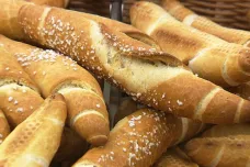 Kvůli válce na Ukrajině výrazně zdražuje obilí, Češi si tak připlatí za chleba či rohlíky