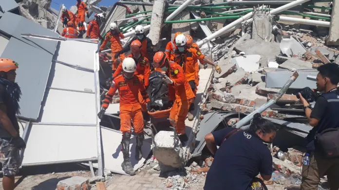 Záchranáři hledají oběti pod zříceným hotelem Roa-Roa