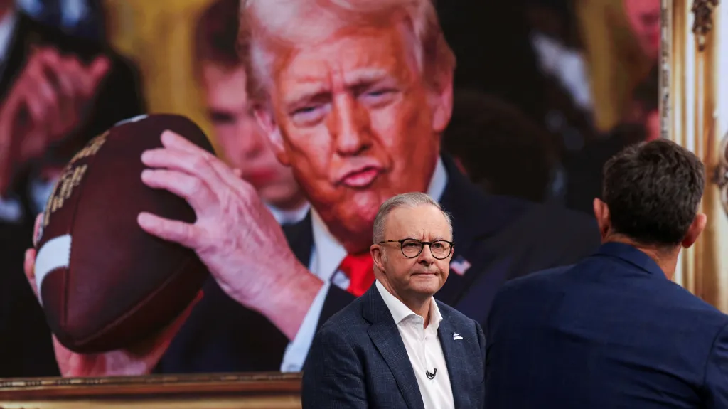 Australský premiér Anthony Albanese před portrétem Trumpa