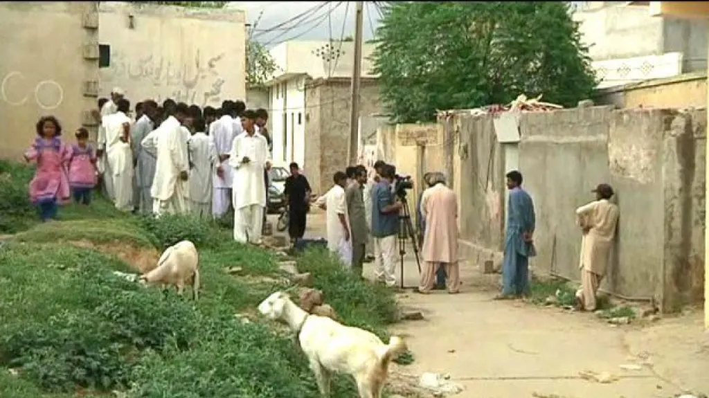 Muslimové u domu pákistánské křesťanky