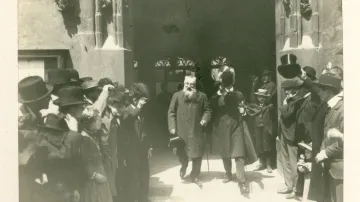 Auguste Rodin vychází po slavnostním uvítání ze Staroměstské radnice, vedle Rodina je literát a překladatel z francouzštiny Emanuel Čenkov, 29. 5. 1902