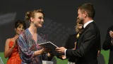 Kateřina Falbrová přebírá z rukou Jiřího Mádla, jednoho z porotců, zvláštní uznání za herecký výkon