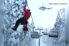 Ve skicentru Buková hora spadl strom na lanovku, záchranáři uvázlé lyžaře evakuovali