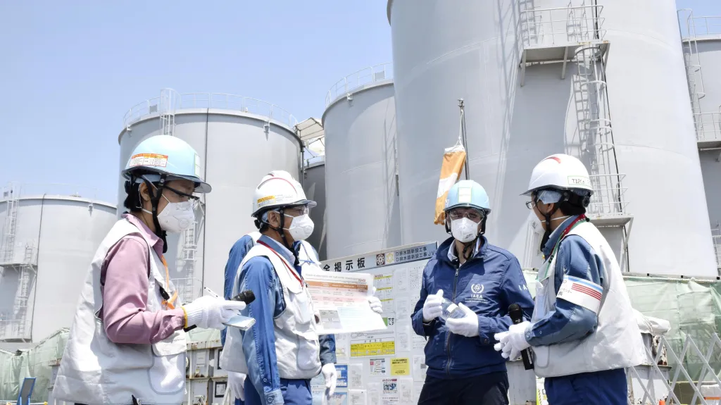 Šéf Mezinárodní agentury pro atomovou energii na prohlídce elektrárny ve Fukušimě v květnu 2022