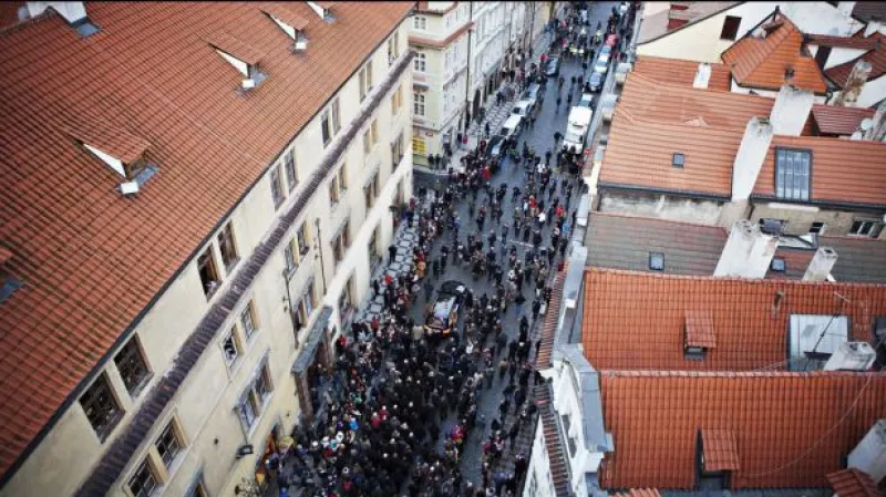 Havla doprovodilo 10 tisíc lidí