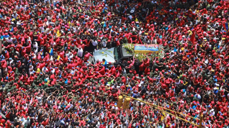 Odjezd rakve s ostatky Huga Cháveze z nemocnice