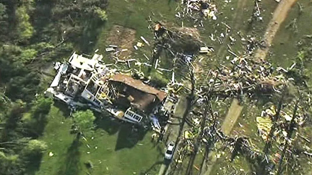 Následky řádění tornáda v USA