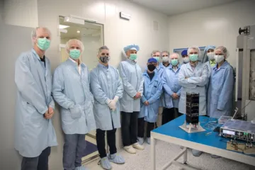 Čeští vědci dokončili novou nanodružici. Do kosmu ji dopraví raketa Falcon