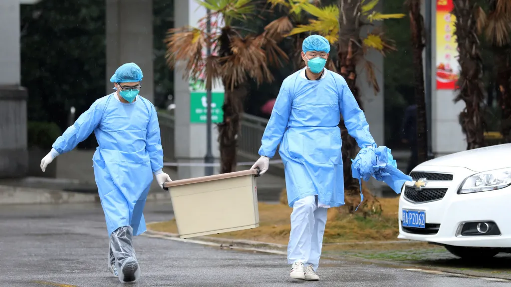 Personál nemocnice, kde jsou hospitalizováni pacienti nakažení koronavirem