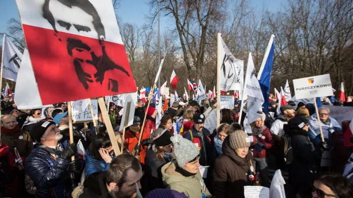 Protivládní demonstranti ve Varšavě hájili Lecha Walesu