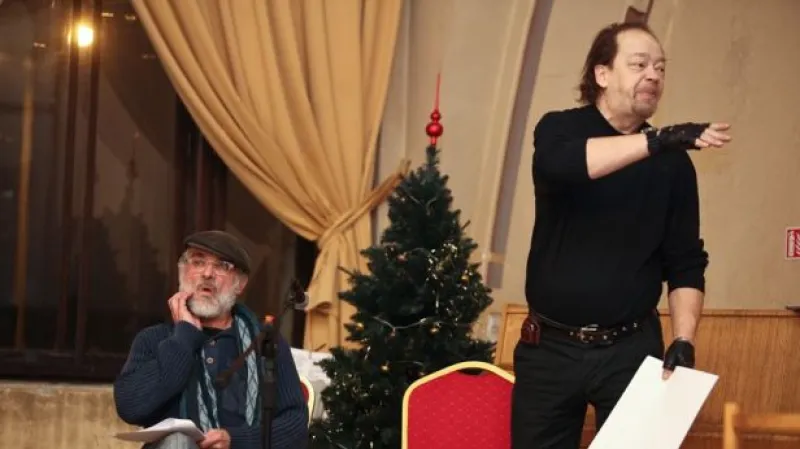 Lidé bez domova hráli divadlo v Praze na hlavním nádraží