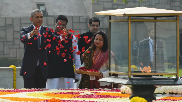 Obama vzdává květinami čest památce Mahátmy Gándhího