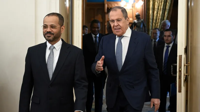 Šéf ruské diplomacie Sergej Lavrov (vpravo) se svým ománským protějškem Sajídem Teazínem bin Hajthamem al-Saídem v Moskvě v červenci 2023